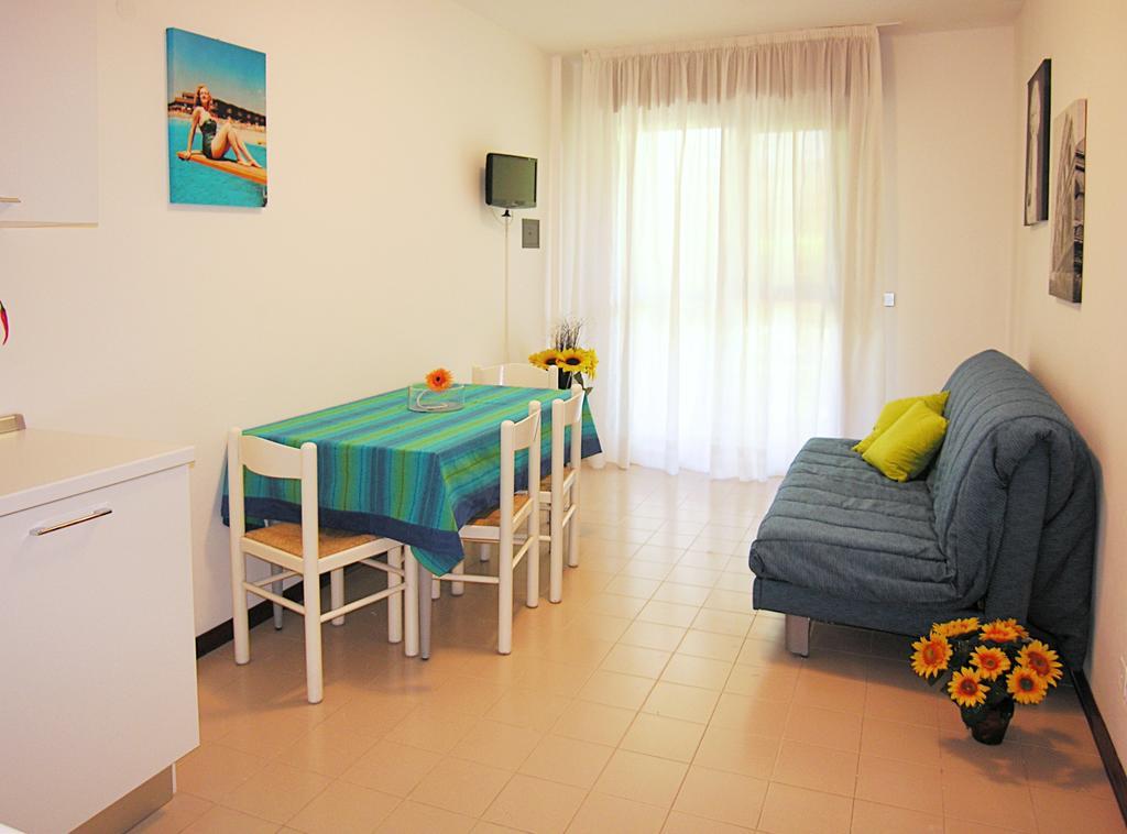 Apartment Gemini Con Piscina Bibione Ruang foto