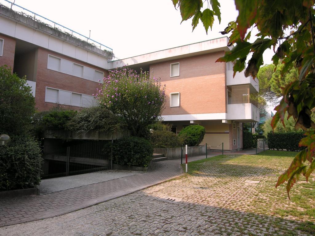 Apartment Gemini Con Piscina Bibione Bagian luar foto