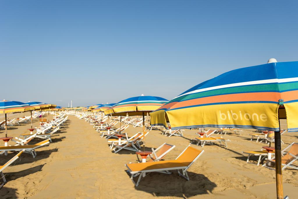Apartment Gemini Con Piscina Bibione Bagian luar foto